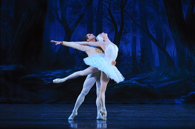 Veronika Part and Marcelo Gomes in Swan Lake. Photo by Visual Arts Masters,