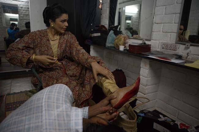 An auspicious quality of the Bharatanatyam dancer is to color ones' hands and feet red.  This helps the audience to witness their very intricate and precise hand gestures.  Backstage, Anita's hairstylist helped to put the final touches on her painted feet.