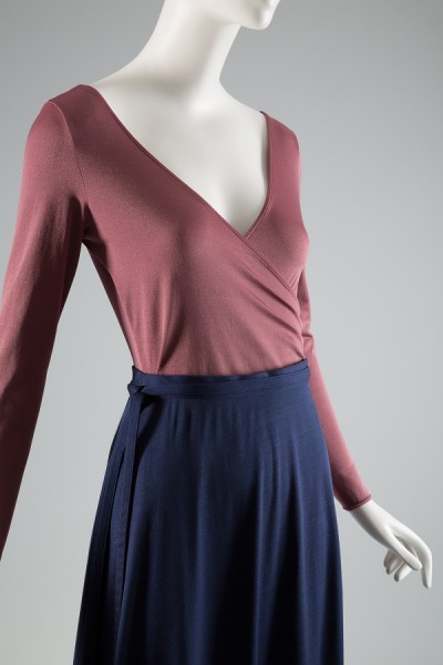 Danskin, light purple knit leotard and navy jersey skirt, 1975-76, USA. The Museum at FIT 2003.61.2 & 3, photograph Â© The Museum at FIT.