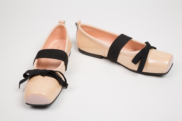Comme des GarÃ§ons, pearlized patent leather and elastic ballet flats, spring 2005. Collection of The Museum at FIT. Photograph Â© The Museum at FIT.