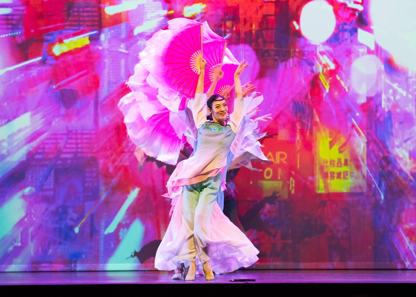 Chines dancers hold pink fans